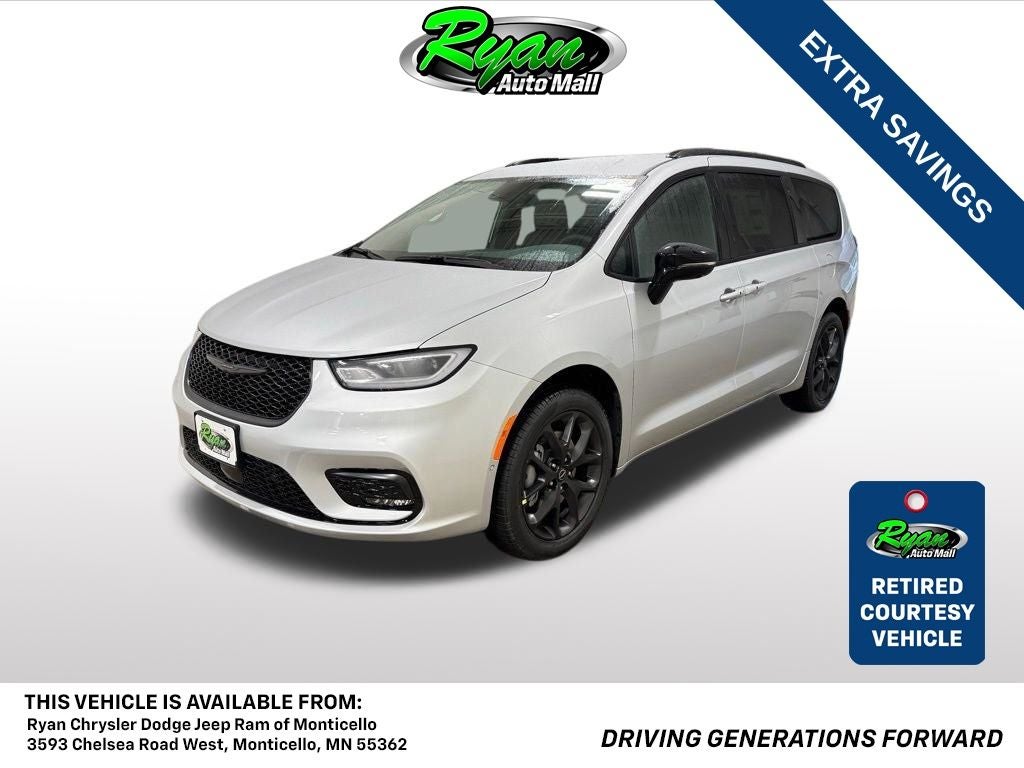 2026 Chrysler Pacifica Select in Silver Mist Clear-Coat Exterior Paint — front three-quarter view