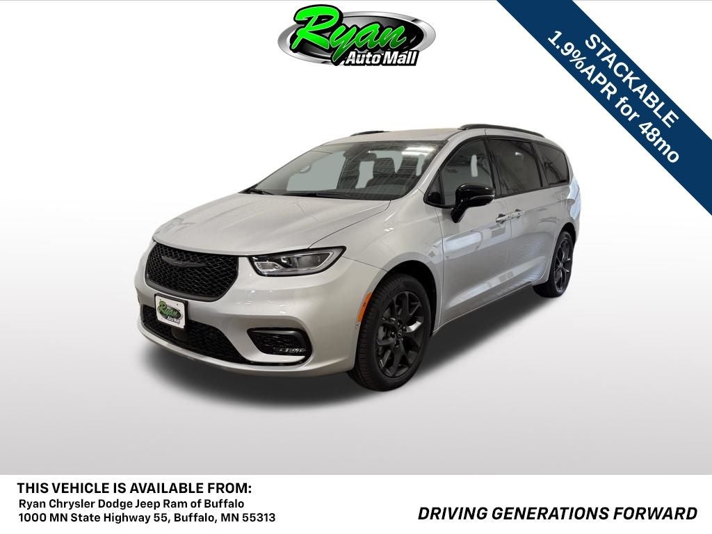 2026 Chrysler Pacifica Select in Silver Mist Clearcoat — front three-quarter view